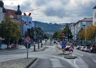 Lärche Kassel: Blick vom Bhf-Vorplatz KS-Wilhelmshöhe hinauf zum Herkules und zur Lärche (fast 5 km)