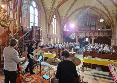 Aurufung Polchower Linde: musikalische Begleitung in der Kirche mit fetzigem Jazz, rechts und links das Kuchen-Büffet