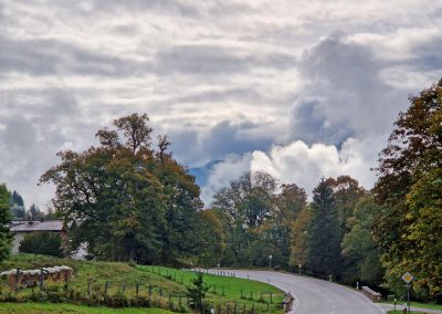 Ausrufung Hindenburglinde: starke Herbststimmung mit Wolkenspektakel am Vormittag der Ausrufung (Linde links im Bild)