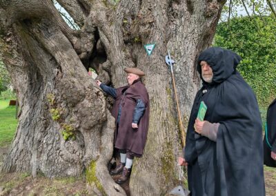 Ausrufung der Schlosslinde Hohler Baum: …und verschwanden im Hohlen Baum