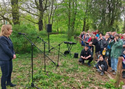 Ausrufung Drillingseiche in Frankfurt (Oder): Bundesumweltministerin Steffi Lemke frisch eingetroffen und schwer beeindruckt von diesem Baumriesen
