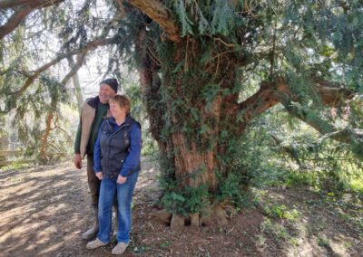 Eibe Hofgut Lebach: die stolzen und glücklichen Eigentümer vor ihrem Lieblingsbaum, der seit langem zur Familie gehört und alles miterlebt hat
