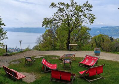 Burkhartlinde am Haldenhof: absolutes Highlight zum "Abhängen": der Aussichtspunkt mit Liegestühlen und grandiosem Blick (unten die Uferstadt Sipplingen)