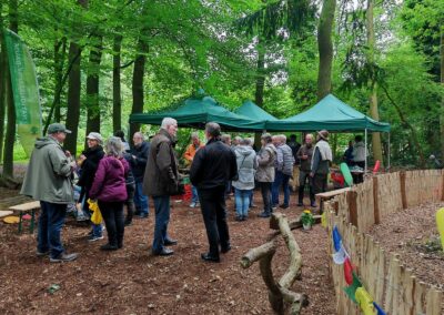 nach der Tafelenthüllung gemütliches Beisammensein mit angeregten Gesprächen und kulinarischen Köstlichkeiten