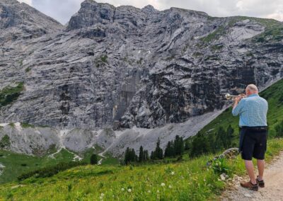 Ausrufung Zirbe Schachen: Eröffnung der Feier durch Hüttenwirt Andreas Leitenbauer mit Trompetensolo vor "seiner" Bergwand mit Echo