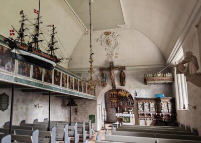 Ausrufung Reformationslinde Steinbergkirche: so muss es sein nah am Meer: der Kirchenraum mit Schiff