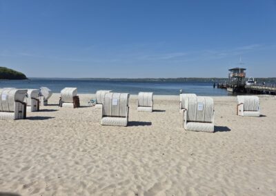 zum Ausspannen eignet sich der Strand von Glücksburg-Sandwig an der Flensburger Förde