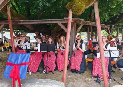 Ausrufung Tanzlinde Effeltrich: Mit dem Musikverein Effeltrich beginnt die Zeremonie.