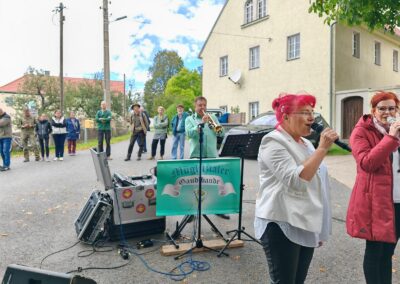 Ausrufung Schmorsdorfer Linde: Die 'Müglitztaler Gaudibande' startet die Zeremonie zünftig mit "Am Brunnen vor dem Tore, da steht ein Lindenbaum…"