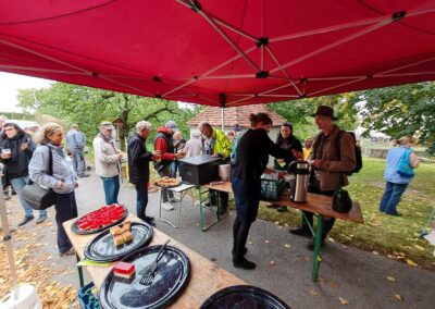 Ausrufung Schmorsdorfer Linde: Das Catering wurde von Gemeindeverwaltung und Bauhof unkompliziert selbst in die Hand genommen – Hochachtung!