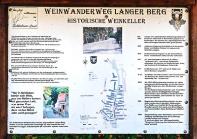 Weinkeller-Linde Schlieben: eindrucksvolle Erläuterungstafel im Ort zum Weinbau, zum Wanderweg und zu den Weinkellern