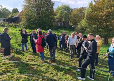 Ausrufung der der Dicken Ess-Kastanie Aachen: Die geladenen Gäste sammeln sich am Ende des Weges im eingezäunten Platz auf der Wiese.