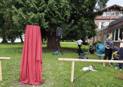 die Tafel diesmal anders als sonst verhüllt, mit neu installierter Baumabgrenzung