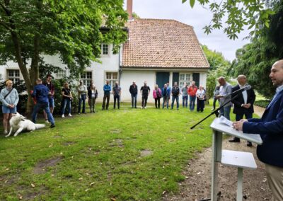 Ausrufung Ess-Kastanie im Salinenpark: stellvertretender Bürgermeister Fabian Lenz (v.r.) und Landrat Dr. Martin Sommer (dahinter) begrüßen die Gäste