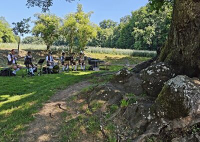 Ausrufung Wolfgangseiche Thalmassing: Die Blaskapelle De Junga aus Neufahrn eröffnet zünftig die Ausrufungs-Zeremonie.