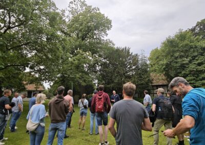 Ausrufung Ess-Kastanie im Salinenpark: Baumpfleger Jürgen Unger (Bildmitte ganz hinten) beim Erläutern der durchgeführten Maßnahmen