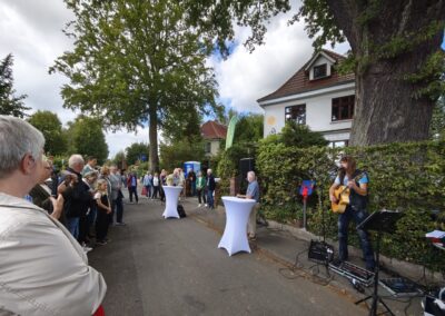 Ausrufung der Alten Eiche in Bremen-Vegesack: der Bremer Star-Gitarrist bei seiner stimmungsvollen Eröffnung…