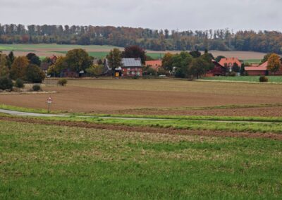 Ausrufung 1000-jährige Linde Upstedt: bunteste Herbststimmung in der Landschaft um Upstedt (die Linde zwischen der Blutbuche und Kirchturmspitze in Bildmitte)