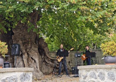 Ausrufung 1000-jährige Linde Upstedt: das Gitarrenduo der Upstedter Band 'you & me' bei der Eröffnung der Feier mit emotionalem Baumlied