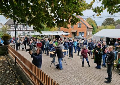 Ausrufung 1000-jährige Linde Upstedt: der wunderbare Festplatz an der Linde beim Höhepunkt ihres schon unvorstellbar langen Lebens