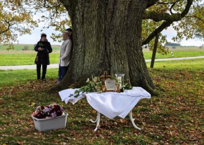 Ausrufung Lenzeiche: Kreativität war gefragt für den Outdoor-Gottesdienst unter der Eiche: der alternative Altar