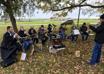 Ausrufung Lenzeiche: Der Posaunenchor Vorbachzimmern beginnt mit der Zeremonie und begleitet die Gesangslieder.