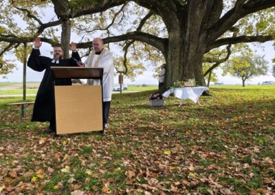 Ausrufung Lenzeiche: Pfarrer Matthias Haas (links) und Pfarrer Burkhard Keck bei ihrer Segnung der Eiche