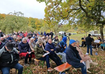 Ausrufung Lenzeiche: die gespannte Gästeschar (vorne rechts Stephan Hielscher von der UNB im Main-Tauber-Kreis und Bürgermeisterin Heike Naber)