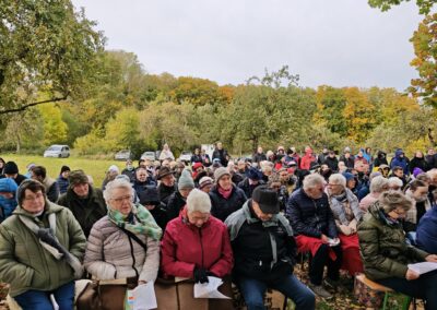 Ausrufung Lenzeiche: die reichlich gefüllte, neu präparierte Festwiese vor der Eiche