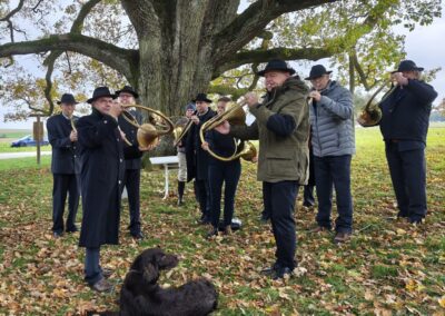 Ausrufung Lenzeiche: Die Parforcehorn-Bläser der Kreisjägerschaft Bad Mergentheim eröffnen und begleiten den 2. Teil der Zeremonie