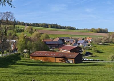 Ausrufung Dorflinde Harbach: die liebliche sympathische Ortschaft Harbach mit etwa 10 Höfen, viel kleiner geht nicht