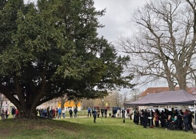 Ausrufung Schlosseibe Baruth: Versammlung zur Ausrufungszeremonie (rechts der Chor Göhrsch'sche Chorgemeinschaft aus Zossen)