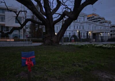 Ausrufung Schnurbaum Hamburg: die Tafel installiert, bevor Hamburg aufwacht