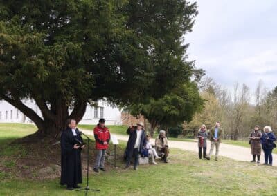 Ausrufung Schlosseibe Baruth: Segnung der Eibe durch Pfarrer Markus Sehmsdorf – ein bewegender Festakt