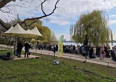 Ausrufung Schnurbaum Hamburg: musikalische Einstimmung und Begleitung der Feierstunde mit großer Teilnehmerschar