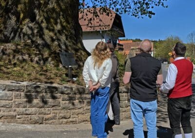 Ausrufung Dorflinde Harbach: Die Erwachsenen stehen dabei lieber und diskutieren über den hervorragenden Kronenzustand.