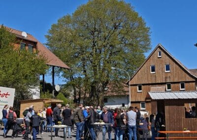 Ausrufung Dorflinde Harbach: gemütliches Beisammensein nach den Reden mit Gelegenheit für angeregte Gespräche und Nachfragen