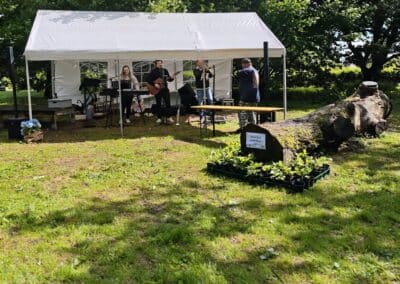 Ausrufung der Großen Eiche am Gutshof Lindstedt: Die Feier beginnt: die Band 'The Wannabe Teachers' legt im Eichen-Ambiente los.
