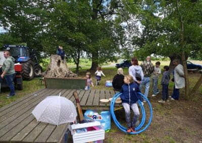 Ausrufung der Großen Eiche am Gutshof Lindstedt: eigens für die Feier eingerichteter Spielplatz mit übergroßem Kletterbaumstumpf (hinten links)