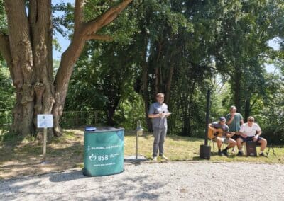 Ausrufung des starken Ginkgos in Bornheim: musikalischer Ausklang der Feier durch Studenten des Bibelseminars mit Studiendekan Andy Wiebe