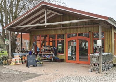 Hofeiche Klostersee: der nette Hofladen mit reichlich eigenen Produkten und eigener Bäckerei sowie Café