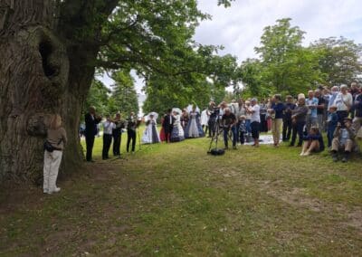 Ausrufung der Schlosspark-Eiche Fürstin Luise in Putbus: Eröffnung der Feier durch Bläser des Rügener Inselorchesters (etliche Gäste in wunderschönen Kostümen)