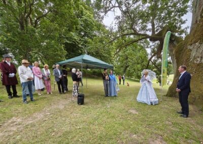 Ausrufung der Schlosspark-Eiche Fürstin Luise in Putbus: Bürgermeisterin Beatrix Wilke begrüßt das Fürstenpaar und die Gäste (rechts Staatssekretär Heiko Miraß)