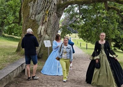 Ausrufung der Schlosspark-Eiche Fürstin Luise in Putbus: Die enthüllte Baumtafel erregt gleich nach der Feier großes Interesse der Parkbesucher.