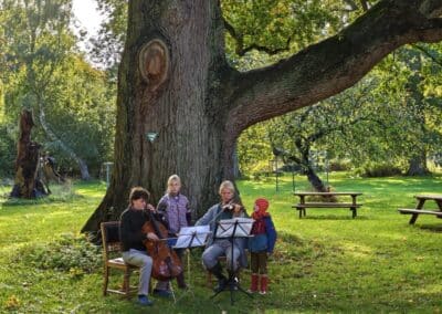 Ausrufung der Hofeiche Klostersee: Einstimmung zur Feier mit Duo Geige und Cello von Hofbewohnern