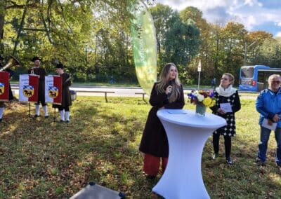 Ausrufung Röthlinde in München: 2. Münchner Bürgermeisterin Mona Fuchs (am Tisch) bei ihrer begeisterten Begrüßung