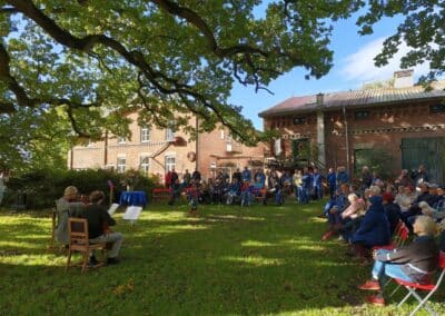 Ausrufung der Hofeiche Klostersee: Die große Teilnehmerschar ist sehr beeindruckt vom Verlauf der Ausrufungszeremonie.