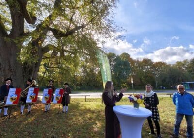 Ausrufung Röthlinde in München: mit (rechts neben ihr) Baureferentin Dr. Jeanne-Marie Ehbauer und stellvertr. Klima- & Umweltschutz-Referent Boris Schwarz (anschließende Grußworte)