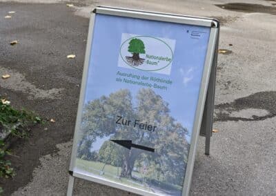 Ausrufung Röthlinde in München: anschließend der Wegweiser zum Ort des gemütlichen Beisammenseins